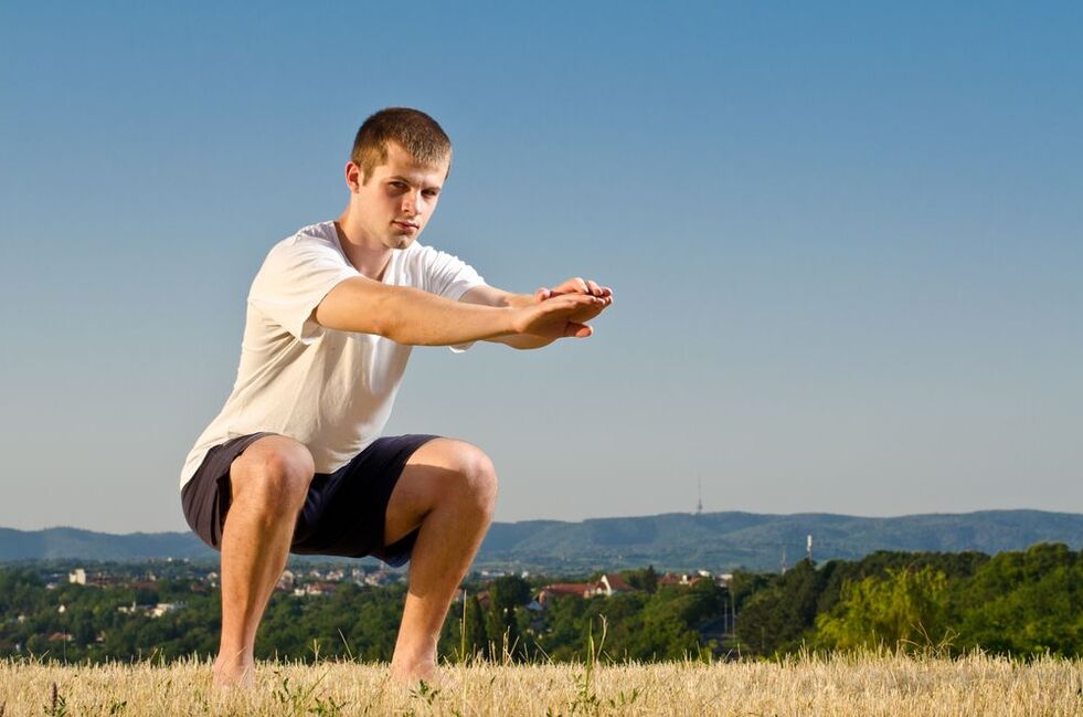 Wzmocnienie męskiej siły ułatwiają specjalne ćwiczenia fizyczne, takie jak przysiady. 
